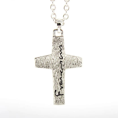 La cruz que miles ya llevan cerca del corazón.