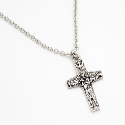 La cruz que miles ya llevan cerca del corazón.